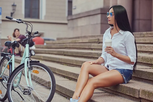 Brunett kvinna med cykel — Stockfoto