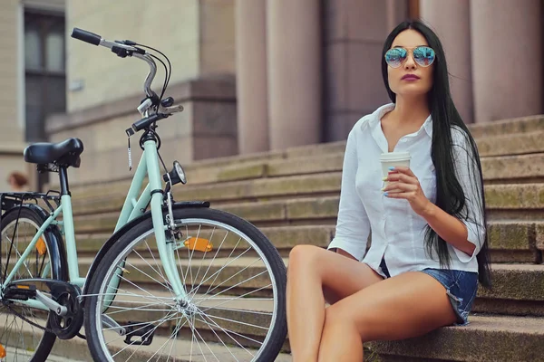 Şehir Bisiklet arka plan üzerinde olan dişi.