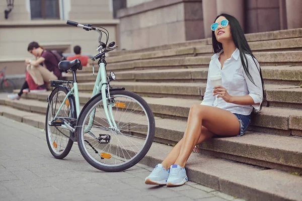 Kvinna med city cykel på bakgrund. — Stockfoto