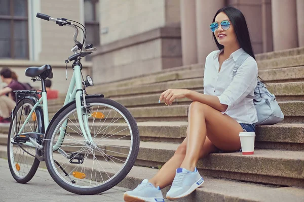 Жінка з міським велосипедом на фоні . — стокове фото