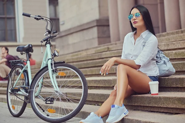 erkek mavi bir güneş gözlüğü 