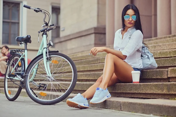 Kvinna i en blå solglasögon — Stockfoto