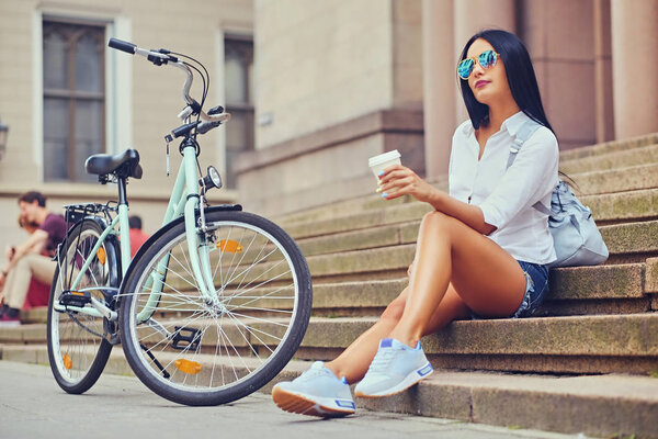 Чувственная брюнетка
