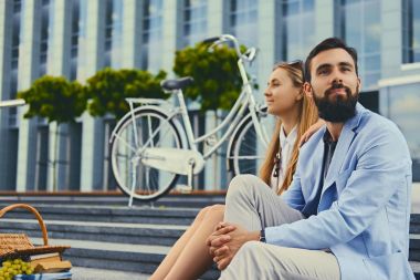 Bir çift bir adım piknik sepeti ile oturur.