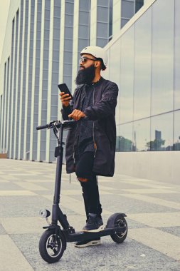 Bir adam tarafından elektrikli scooter sürme 