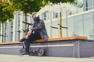 Modern sakallı erkek vaping