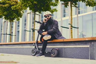 Modern sakallı erkek vaping