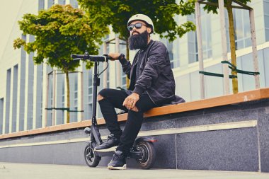 Şık erkek bir bankta rahatlatıcı