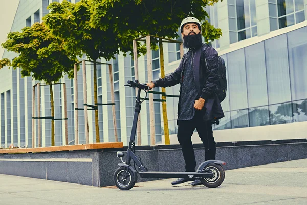 Hombre barbudo con estilo —  Fotos de Stock