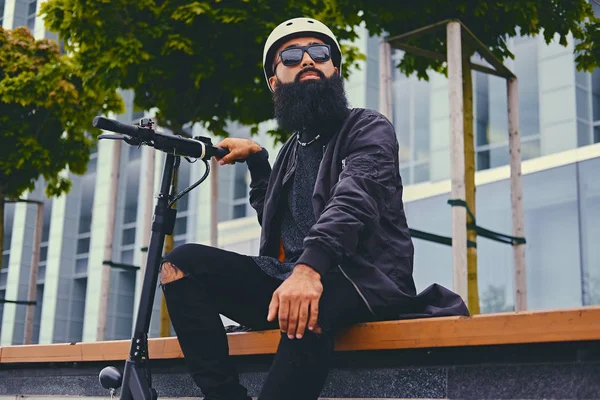 Elegante hombre barbudo en gafas de sol — Foto de Stock