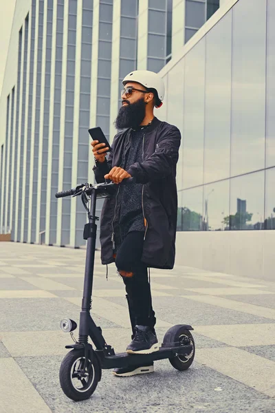 Un hombre montando en scooter eléctrico —  Fotos de Stock