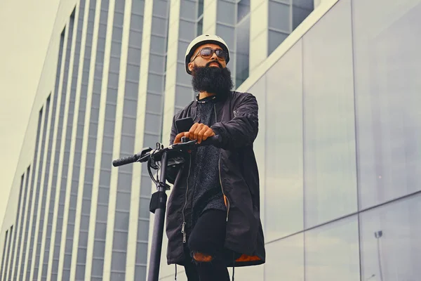 Um homem andando de scooter elétrico — Fotografia de Stock