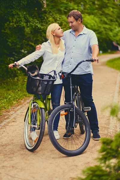 Man och kvinna på en cykeltur — Stockfoto