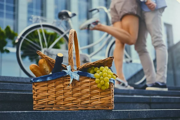 野餐篮子装满水果的 — 图库照片