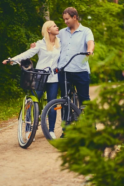 Man och kvinna på en cykeltur — Stockfoto