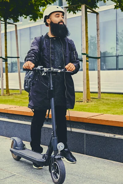 Stijlvolle bebaarde man op elektrische scooter — Stockfoto