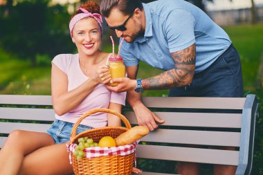 bir parkta bir bankta Çift