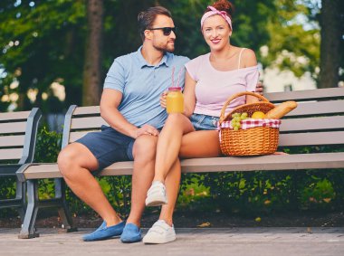 Çiftler piknik yapıyor.