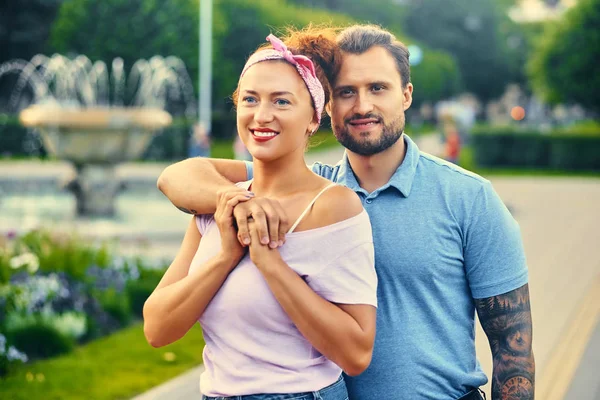 Retrato de pareja elegante sobre la fuente de la ciudad —  Fotos de Stock