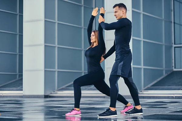 Fitness couple stretching — Stock Photo, Image