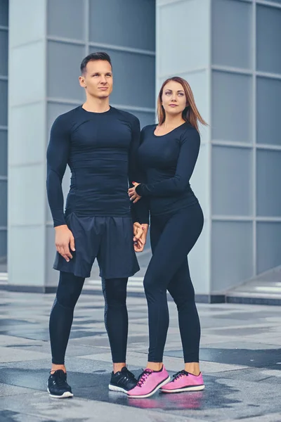 Fitness couple étirement — Photo