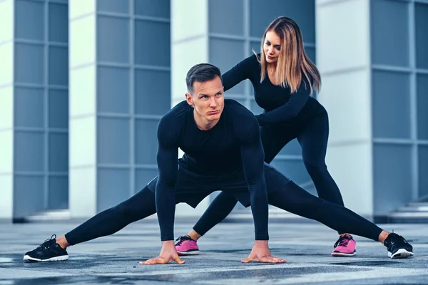 Fitness pareja estiramiento — Foto de Stock