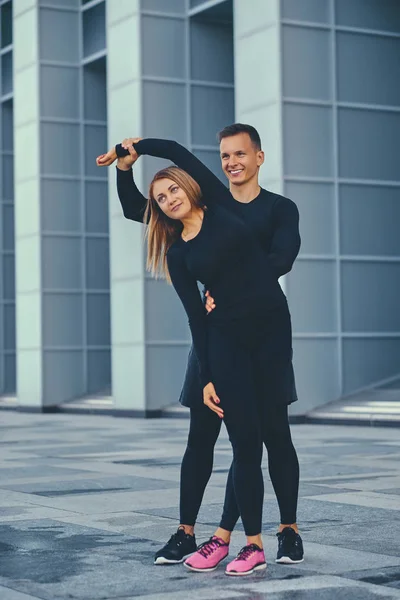 Fitnesspaar dehnt sich — Stockfoto