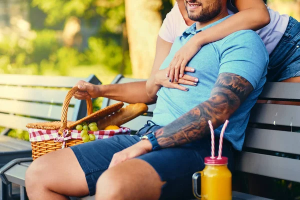 Dövmeli sakallı erkek ve kız arkadaşı 