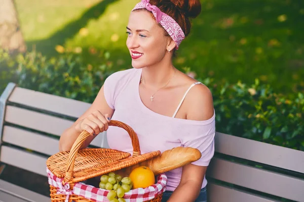 Kvinna med en picknickkorg — Stockfoto