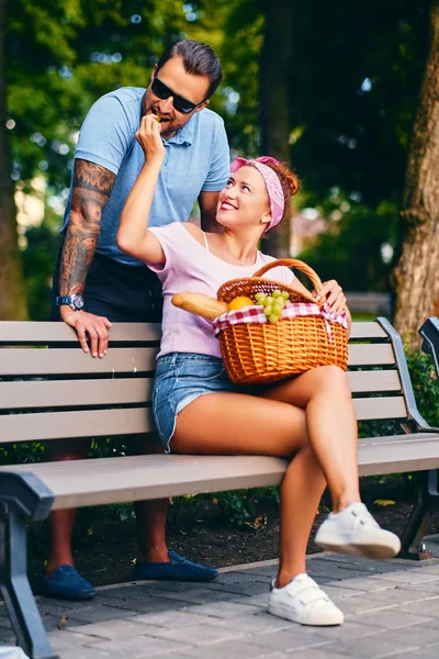 Homme et rousse femelle pique-nique — Photo