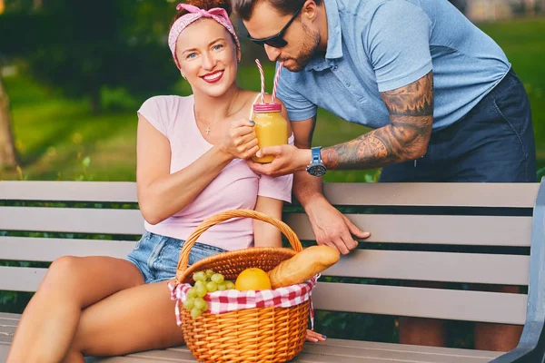 bir parkta bir bankta Çift