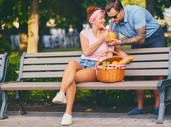 情侣在公园的长椅上 — 图库照片