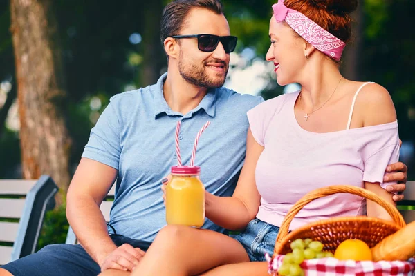 Çiftler piknik yapıyor.