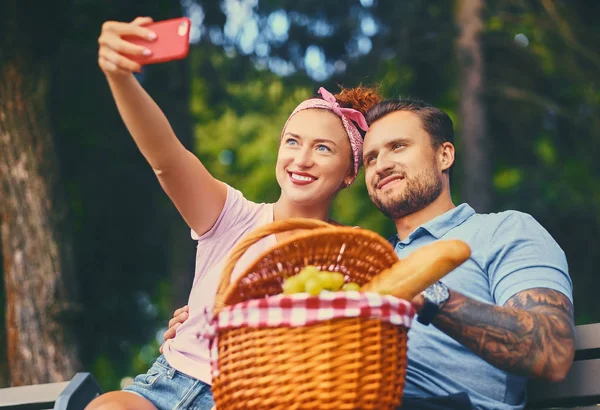 Akıllı telefon kullanan çift