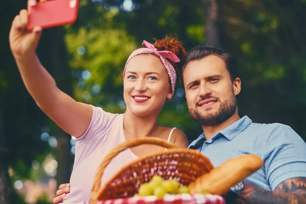 Akıllı telefon kullanan çift