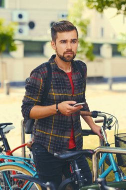 bir akıllı telefon kullanan adam 