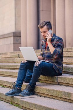 Modern insan görüşmeler yanında smartphone 