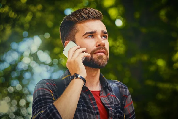 Adam görüşmeler bir parkta bir akıllı telefon