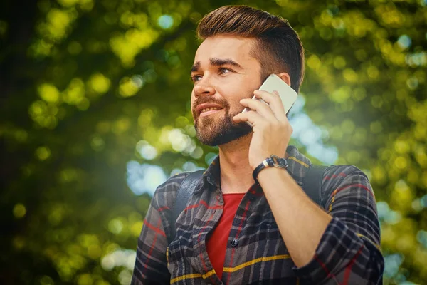 Adam görüşmeler bir parkta bir akıllı telefon