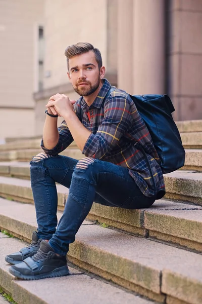 Чоловік у джинсах та флісі — стокове фото