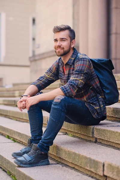 Hombre en jeans y camisa polar —  Fotos de Stock