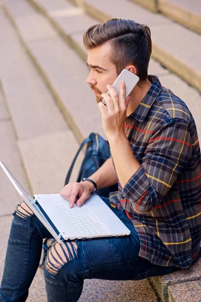 Hombre moderno habla por teléfono inteligente —  Fotos de Stock