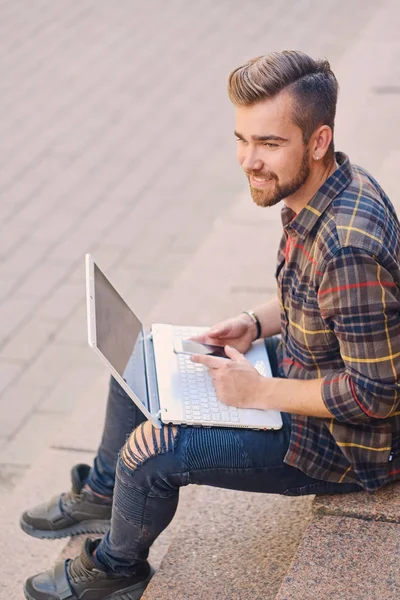 Un homme utilisant un ordinateur portable. — Photo