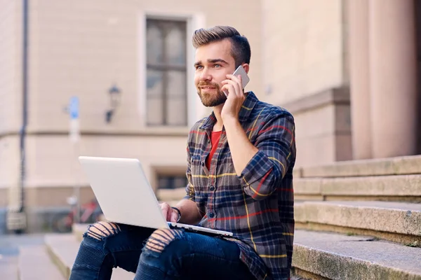 Hombre moderno habla por teléfono inteligente —  Fotos de Stock