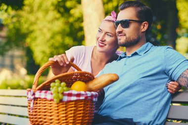 Dövmeli sakallı erkek ve Kızıl saçlı kadın