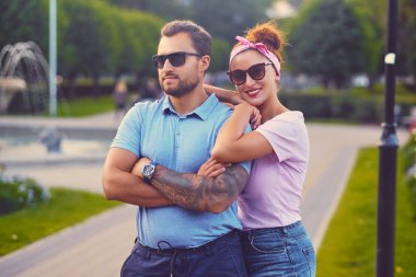 Adam dövme ve Kızıl saçlı bir kadın