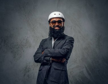 Sakallı adam giyinmiş silindir kask