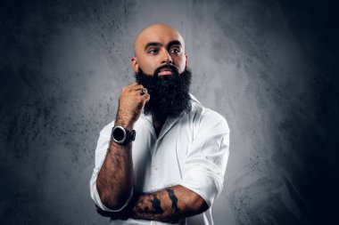 Kazılı kafa Arapça adam sakallı