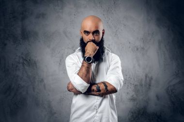 Kazılı kafa Arapça adam sakallı