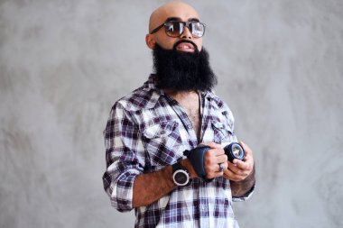 Fotoğrafçı dövmeler silah ile